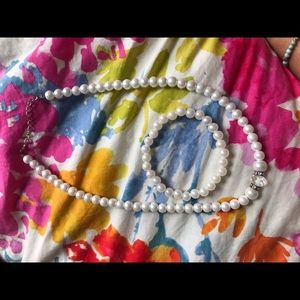 A pearl necklace and bracelet